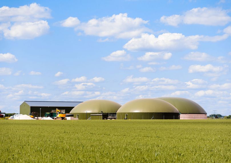 Des méthaniseurs dans un champs