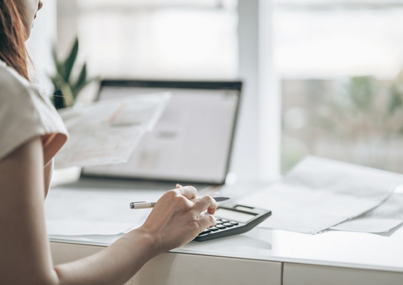 femme avec calculatrice