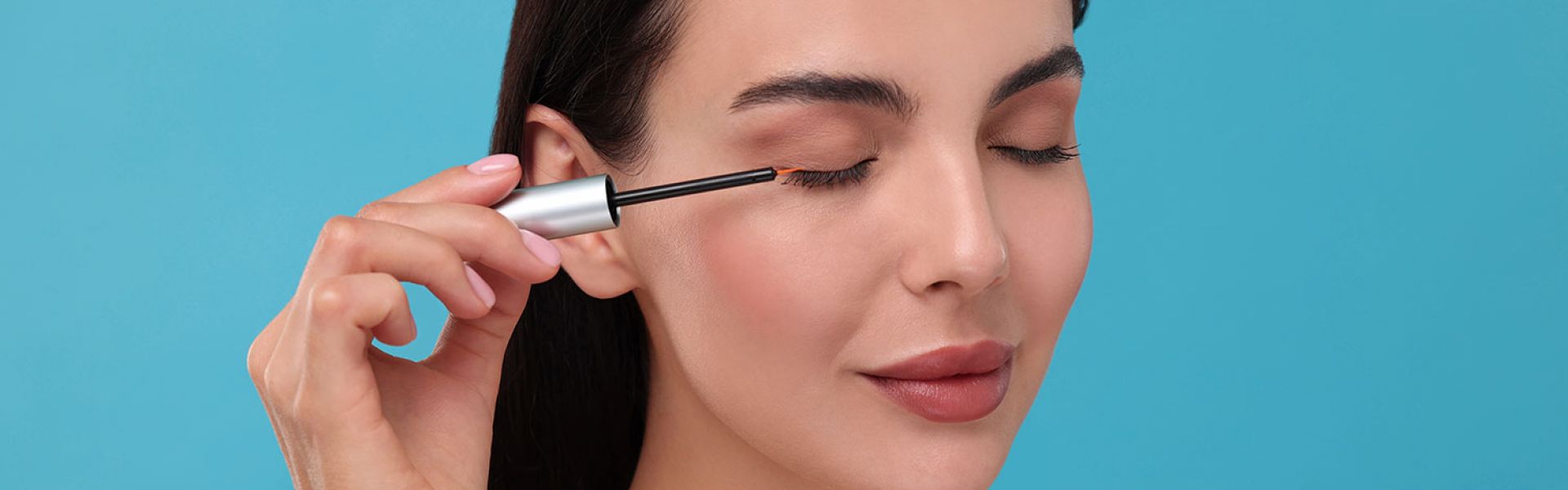 Sérums pour faire pousser les cils : un risque de changement de couleur des yeux