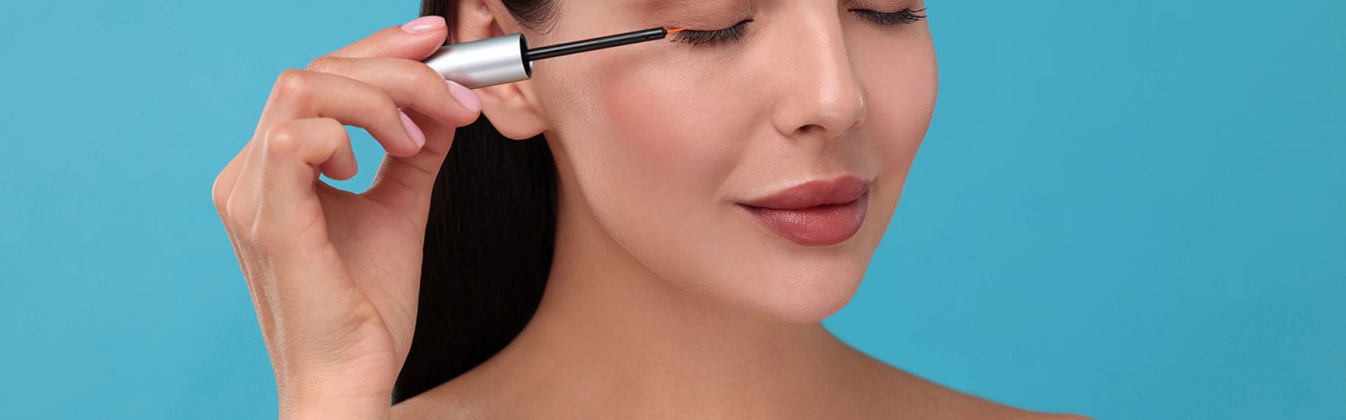 Sérums pour faire pousser les cils : un risque de changement de couleur des yeux