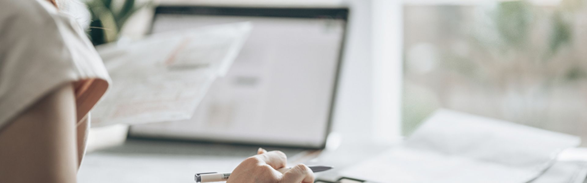 femme avec calculatrice