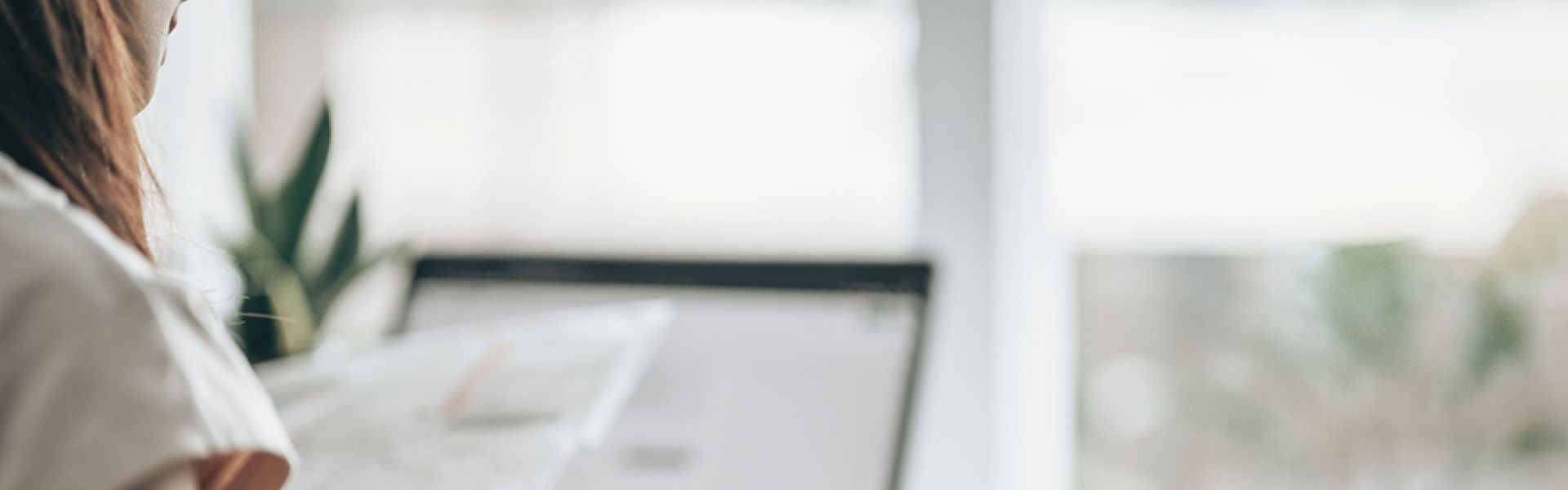 femme avec calculatrice