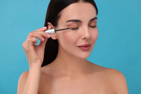Sérums pour faire pousser les cils : un risque de changement de couleur des yeux